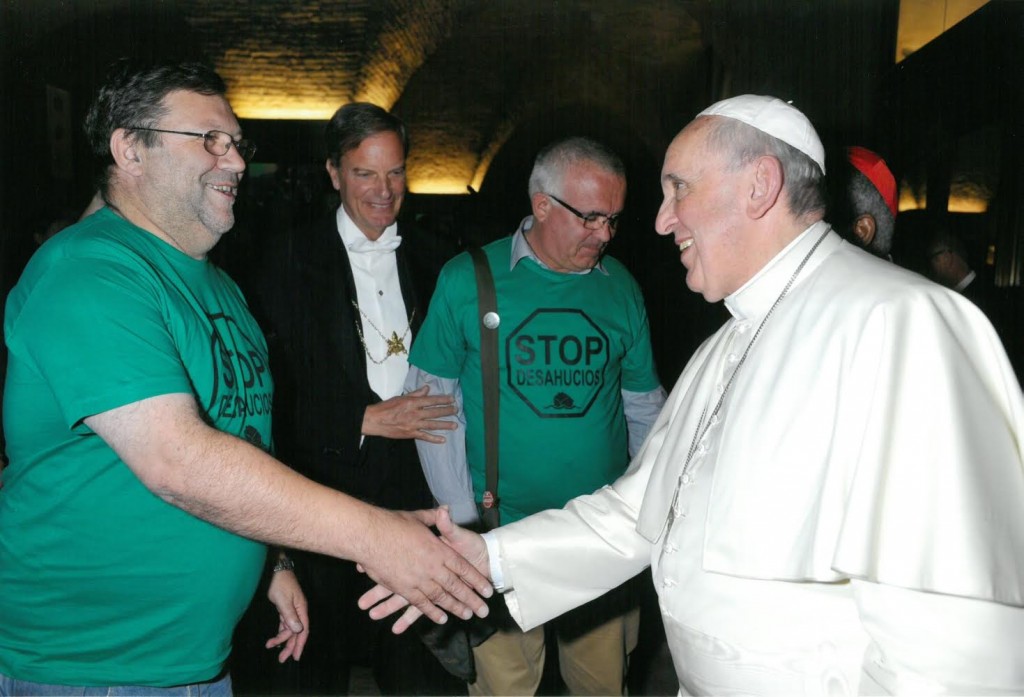 El papa saluda a Joaquín Sánchez, junto a José Antonio Vives, en la segunda sesión del encuentro celebrado en Roma.
