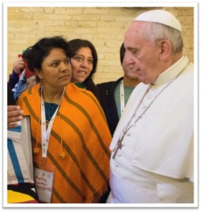 Berta Cáceres, junto al Papa Francisco, durante el EMMP celebrado en Roma. 